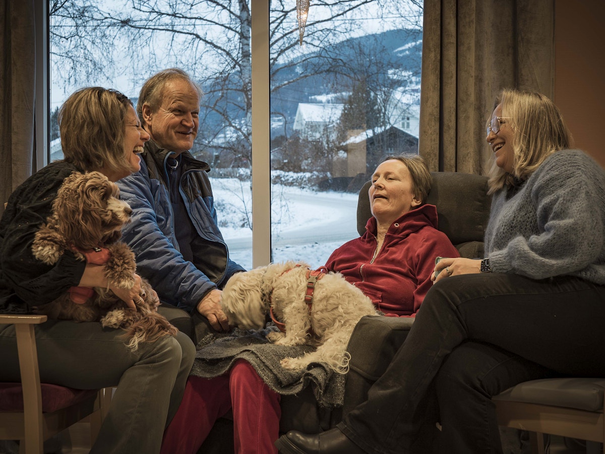 Eva Navrud med svigerinnen Randi, søsteren Janne, mannen Arne og to hunder.