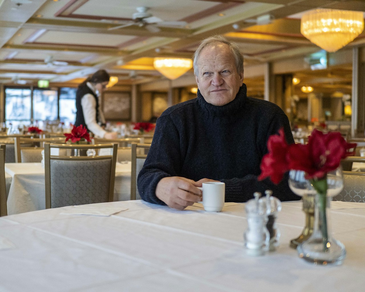 Bilde av Arne Nibstad som sitter med en kaffekopp