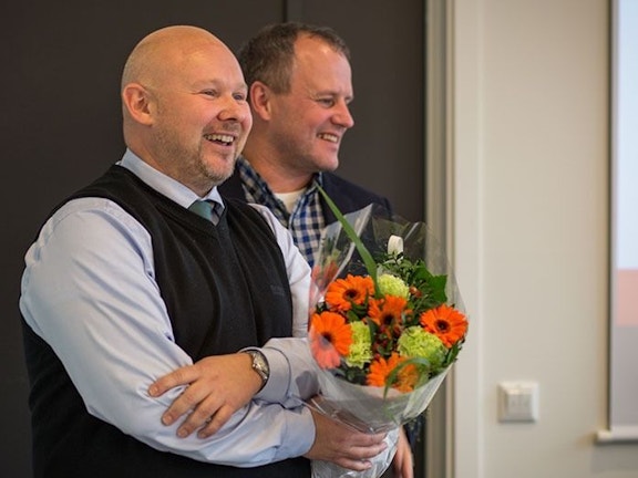 Trond Enger får tildelt blomster av daværende leder av HEF Tom Hedalen.