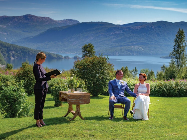 Vigsler Benedikte Nyborg Mæland vier et brudepar ute i naturen.