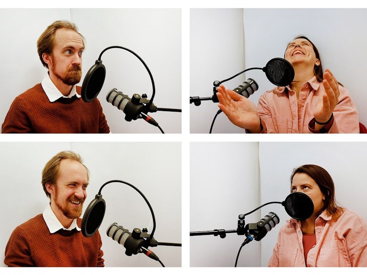 Fire bilder av programledere Eivind og Siri i podkast-studio der de lager rare fjes og ler fora mikrofonen.
