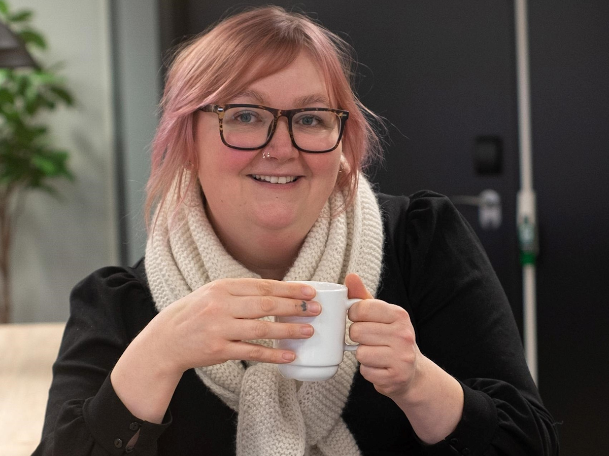 Livsveileder Cecilie Opheim smiler med en kaffekopp