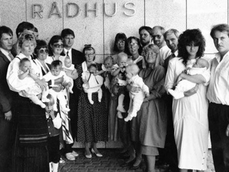Stolte foreldre poserer etter den først humanistiske navnefestseremonien ble gjennomført i 1988.