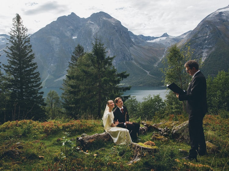 Et par blir viet mens de sitter på en benk omringet av vakkert norsk natur!