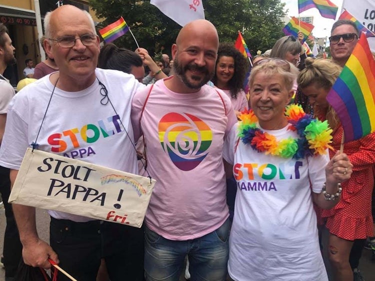 Jan er med sønnen sin i Pride-paraden i Oslo, med t-skjorte hvor det står "stolt pappa".