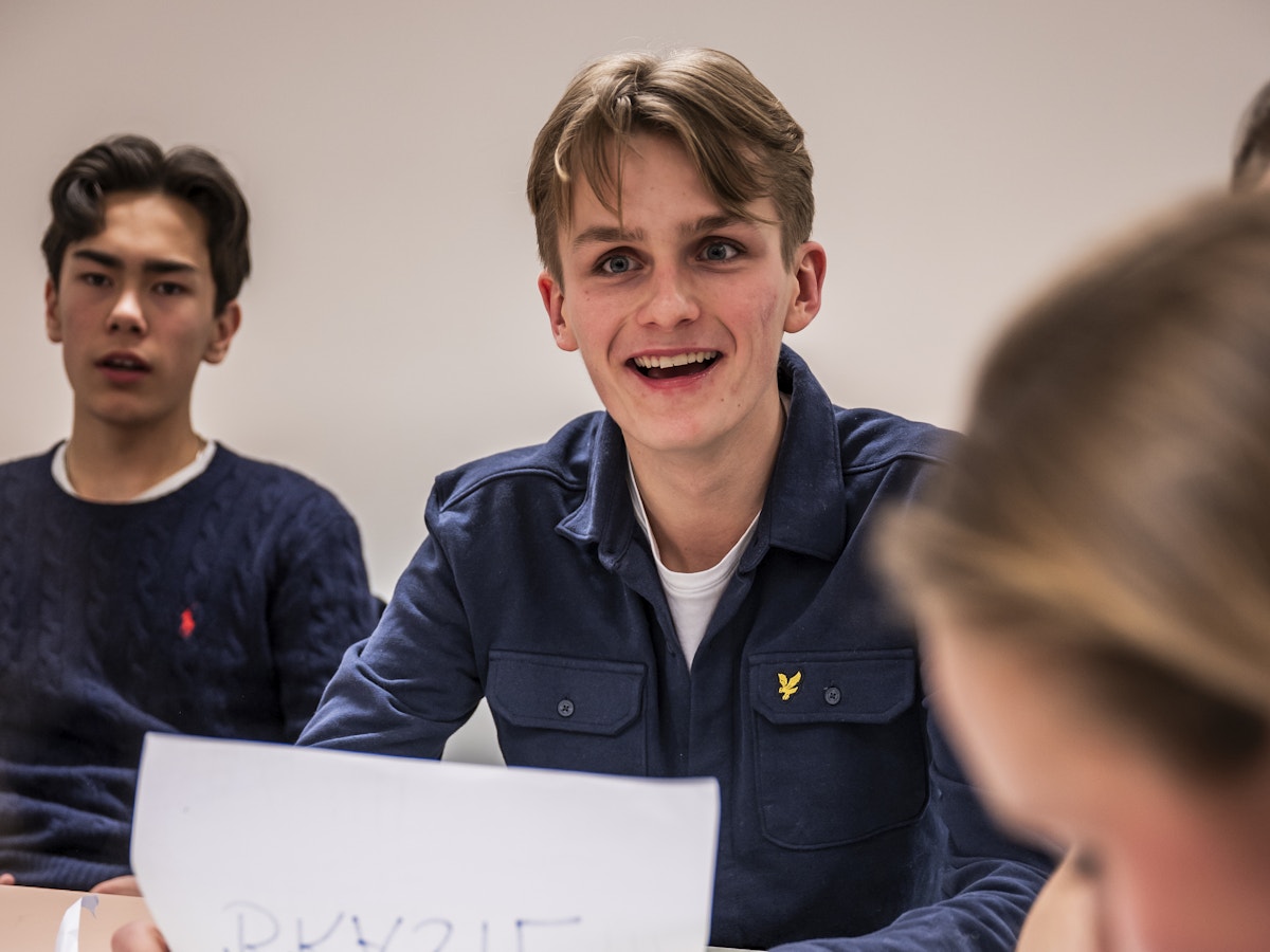 Situasjonsbilde av konfirmanter på kurs.