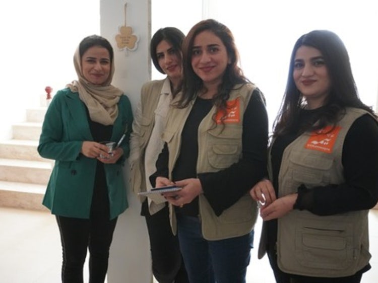 En gruppe med kvinner ansatt ved kvinnesenteret.