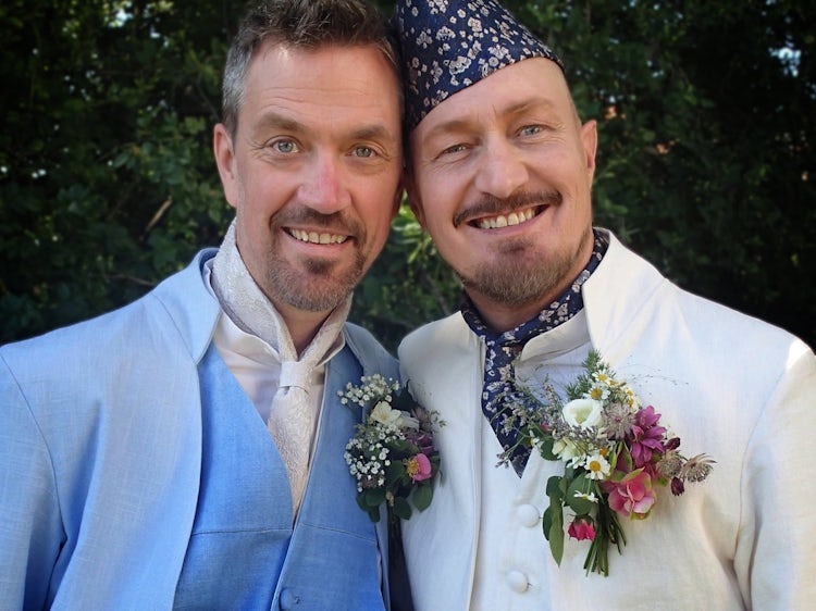 Morten og Kjell poserer for bryllupsbilder.