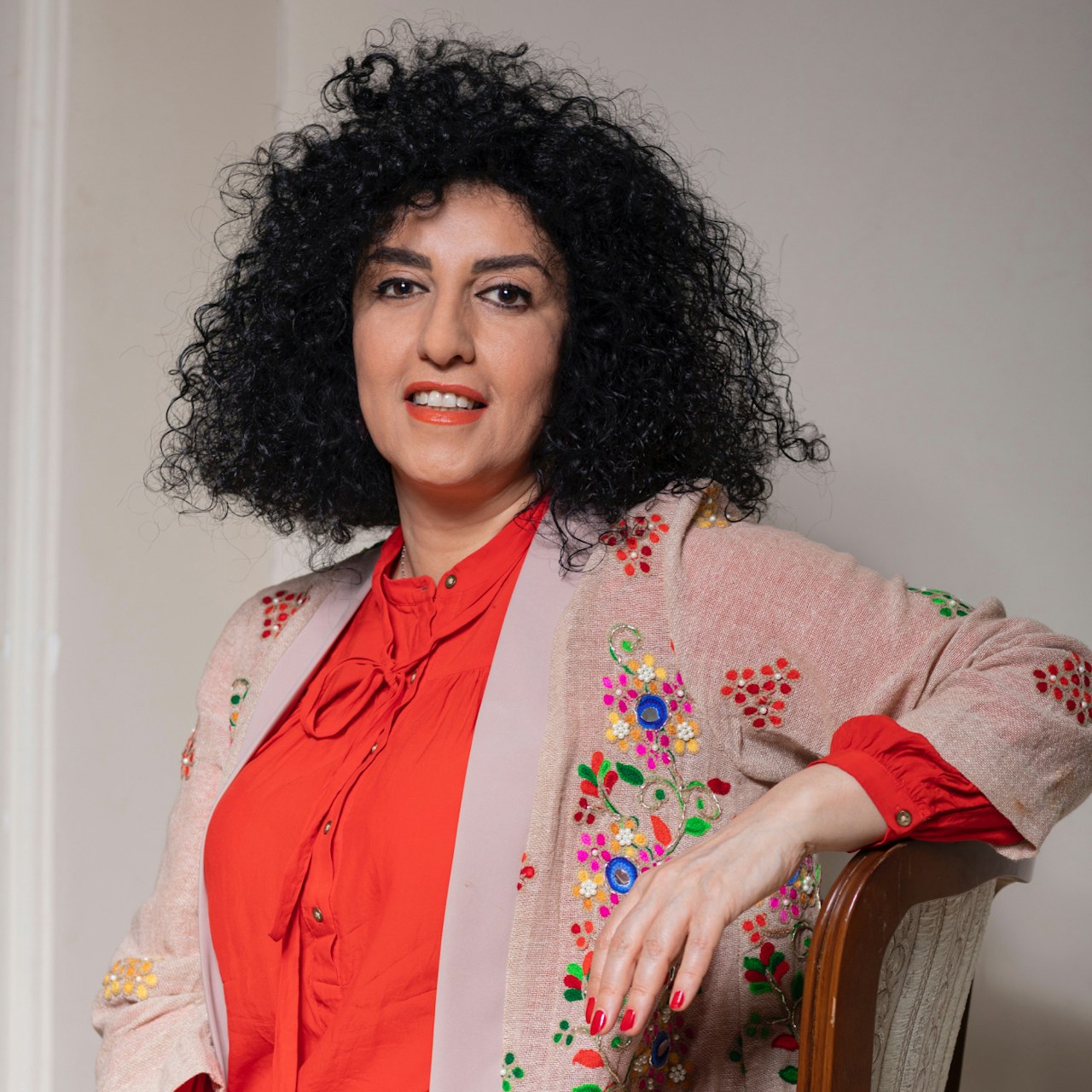 Portrett av Narges Mohammadi.