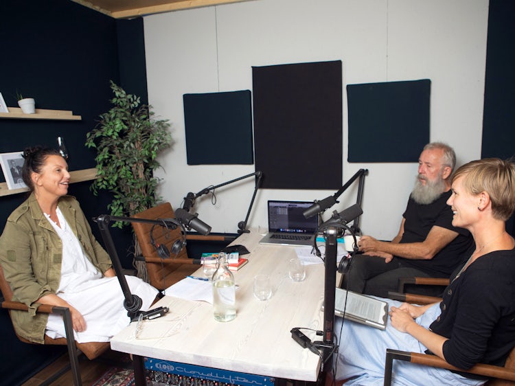 Sigrid Bratlie sammen med Vibeke Riiser-Larsen og Erik Tunstad i et podcaststudio.
