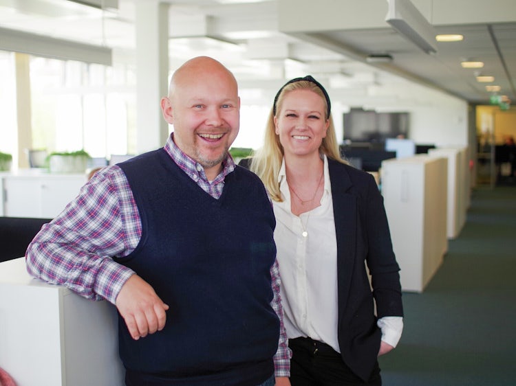Generalsekretær Trond Enger står sammen med kommunikasjonssjef Marit Øimoen i et kontorlandskap.