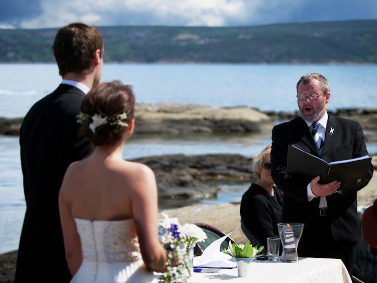 En Humanistisk vigsler holder tale foran et brudepar ute i naturen.
