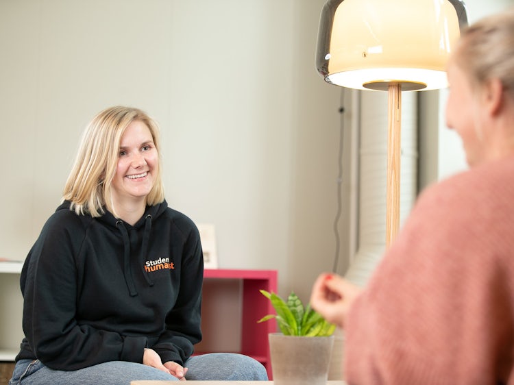 Studenthumanist i Trondheim Emma Skjølberg i samtale med student.