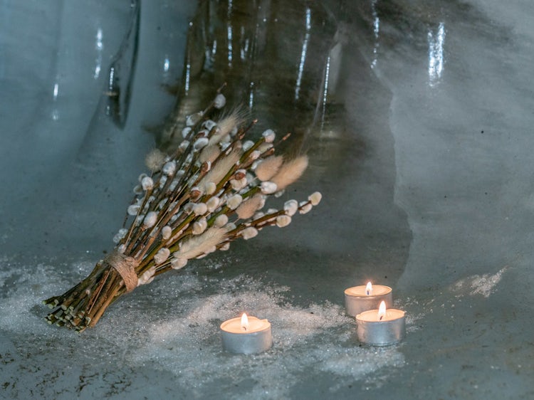 En bryllupsdekorasjon ligger på isen i en grotte på Svalbard.