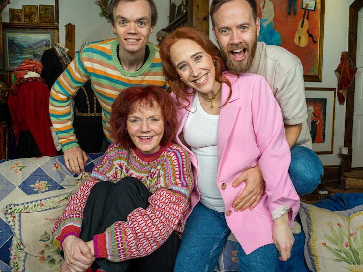 META-TV: SOFA er et TV-program om å se på TV. Seerne har fulgt The Maurstads gjennom familiens fjernsynstitting - og Pernilles graviditet.