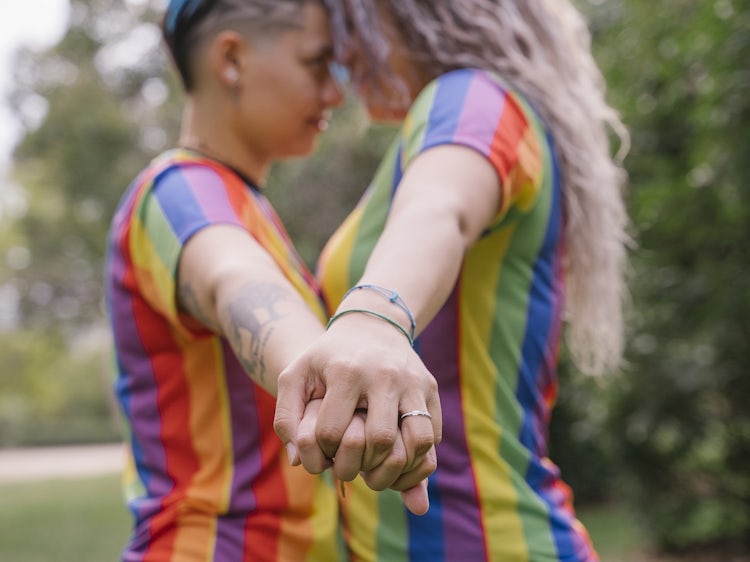 Et lesbisk par fra polen holder hender