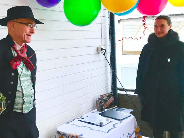 Faren Harald står sammen med hans datter Maria.